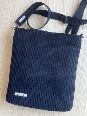"Flickenwerk II mit Tasche" - SCHWARZ